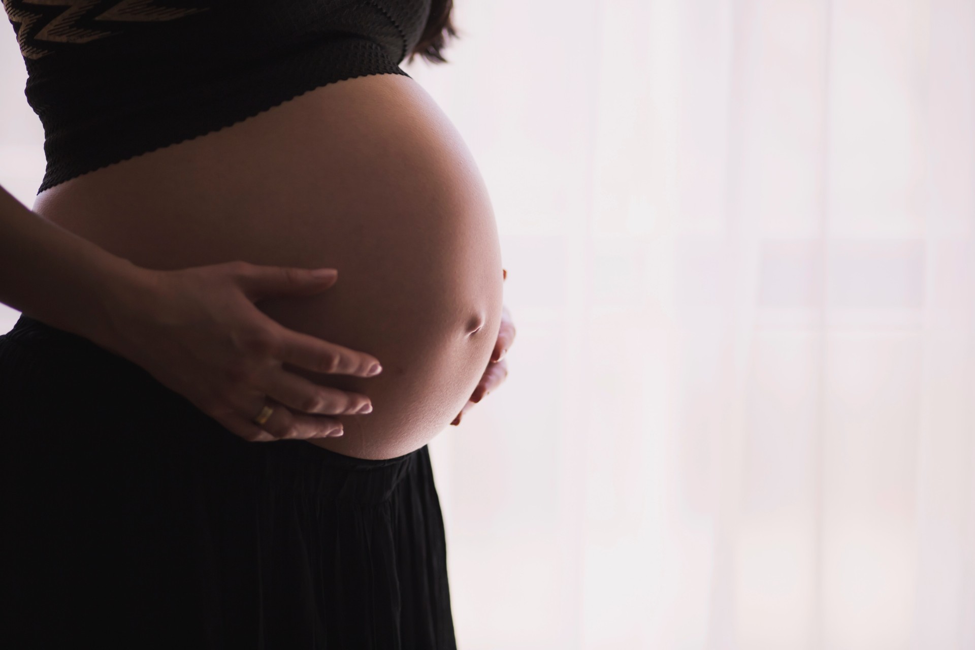 Femme enceinte pratiquant le yoga