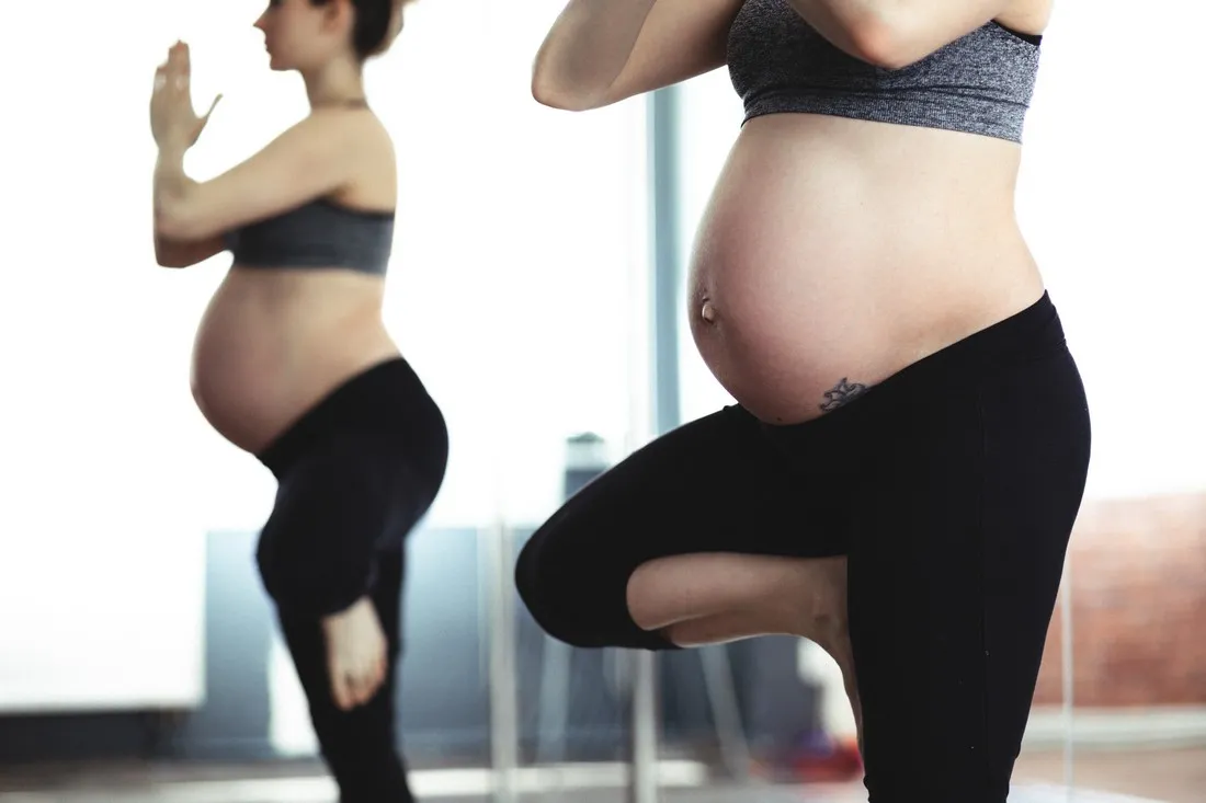 Femme enceinte pratiquant le yoga